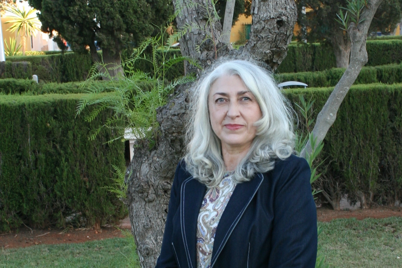 La autora Merse León deslumbra con su primera novela “La casa de las amapolas rojas”.